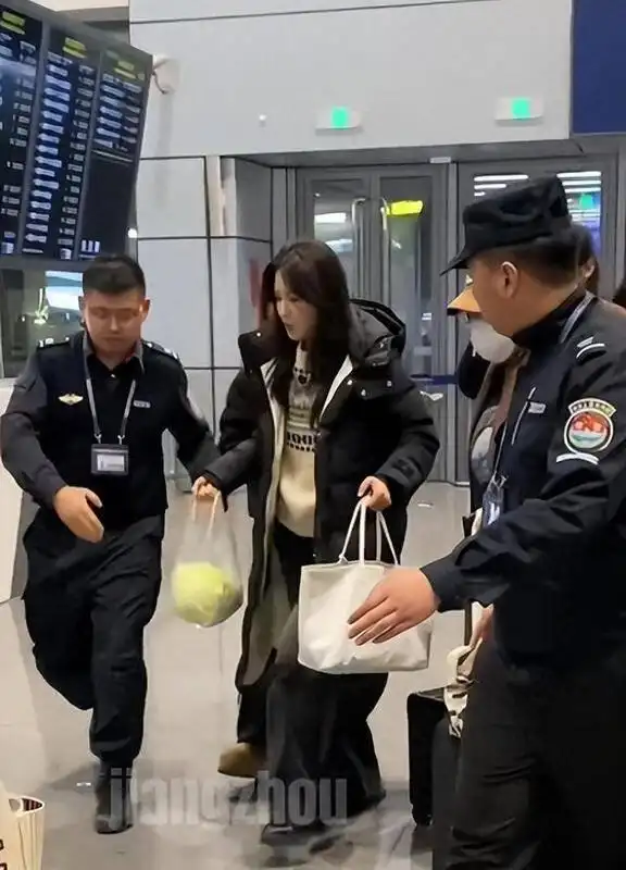 曾黎48岁遭围堵拍照，尴尬瞬间引发热议，前男友特别受关注！