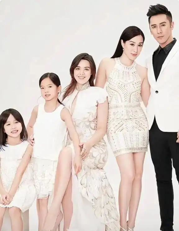 钟丽缇大女儿27岁，晒照姿态妩媚，与妈似姐妹